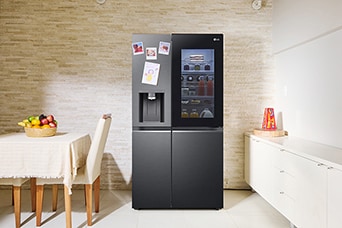 Refrigeradora LG en la cocina, mostrando la función Door-in-Door™.