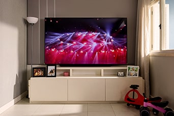 Televisor OLED en la sala, mostrando imágenes brillantes y coloridas gracias a Brightness Booster.