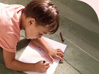 Los niños escriben tarjetas para su mamá y lavan, junto a su papá, la ropa manchada de crayones usando la LG WashTower.
