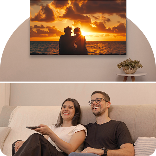 Pareja viendo juntos un televisor OLED de LG