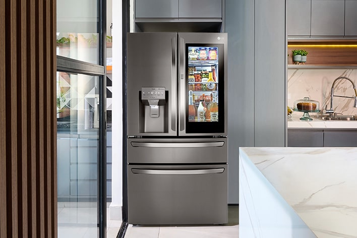 Refrigerador plateado mostrando enfriamiento lineal.
