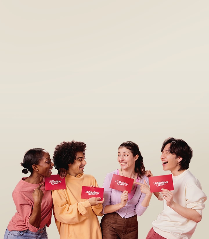 Cuatro personas diversas y sonrientes de pie juntas, cada una sosteniendo y señalando una tarjeta roja de LG Member Days.