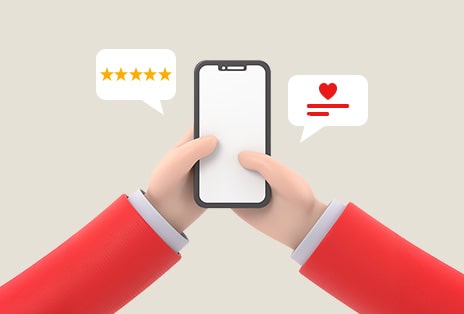 Manos sosteniendo un smartphone con iconos de calificación de estrellas y reseña de corazón.