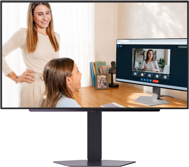 Madre e hija mirando juntas el monitor LG con una clase en línea, en un escritorio iluminado