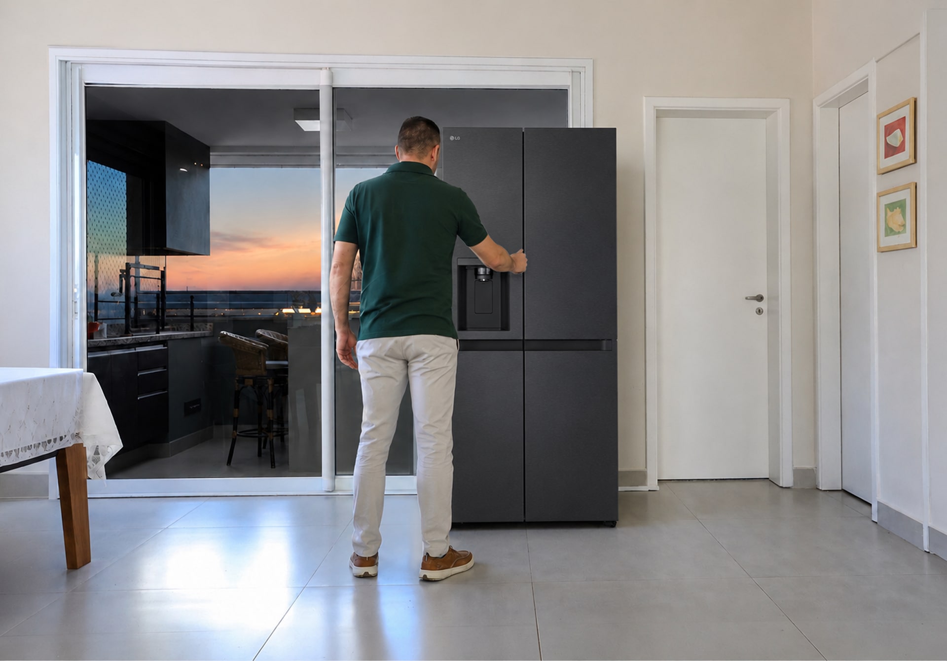Marcos Aurélio Galeano revisa ingredientes dentro de un refrigerador abierto.