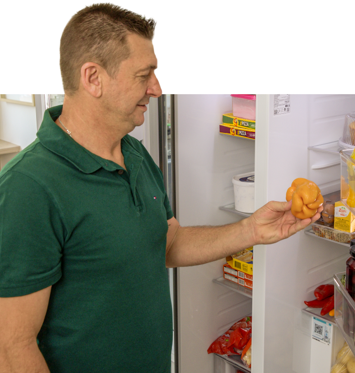 Zanahorias, pimientos, verduras y otros ingredientes guardados dentro de un refrigerador.