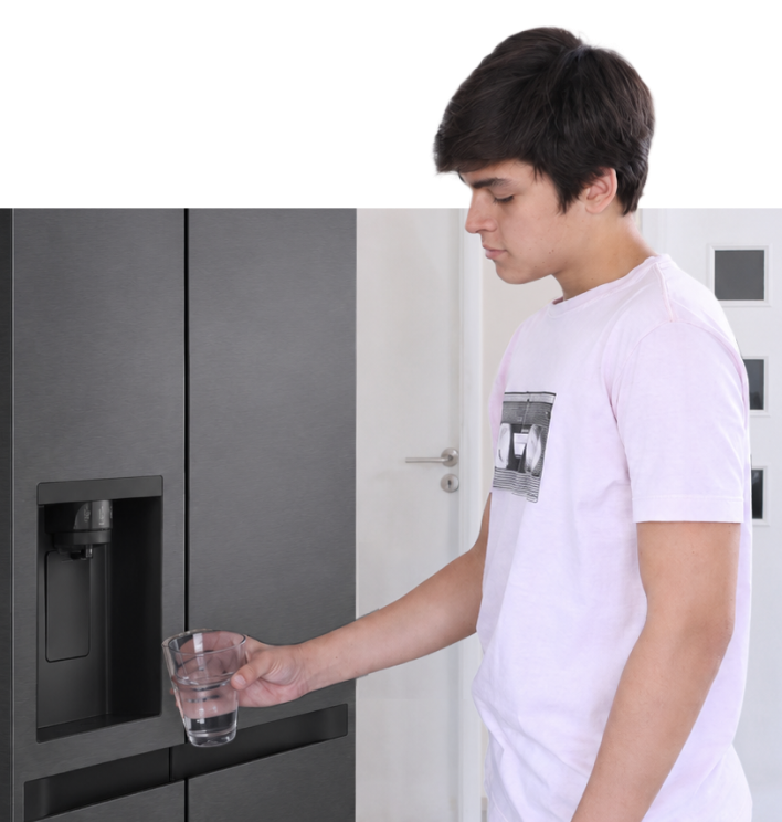 El hijo de Marcos utiliza el dispensador de agua de un refrigerador LG.
