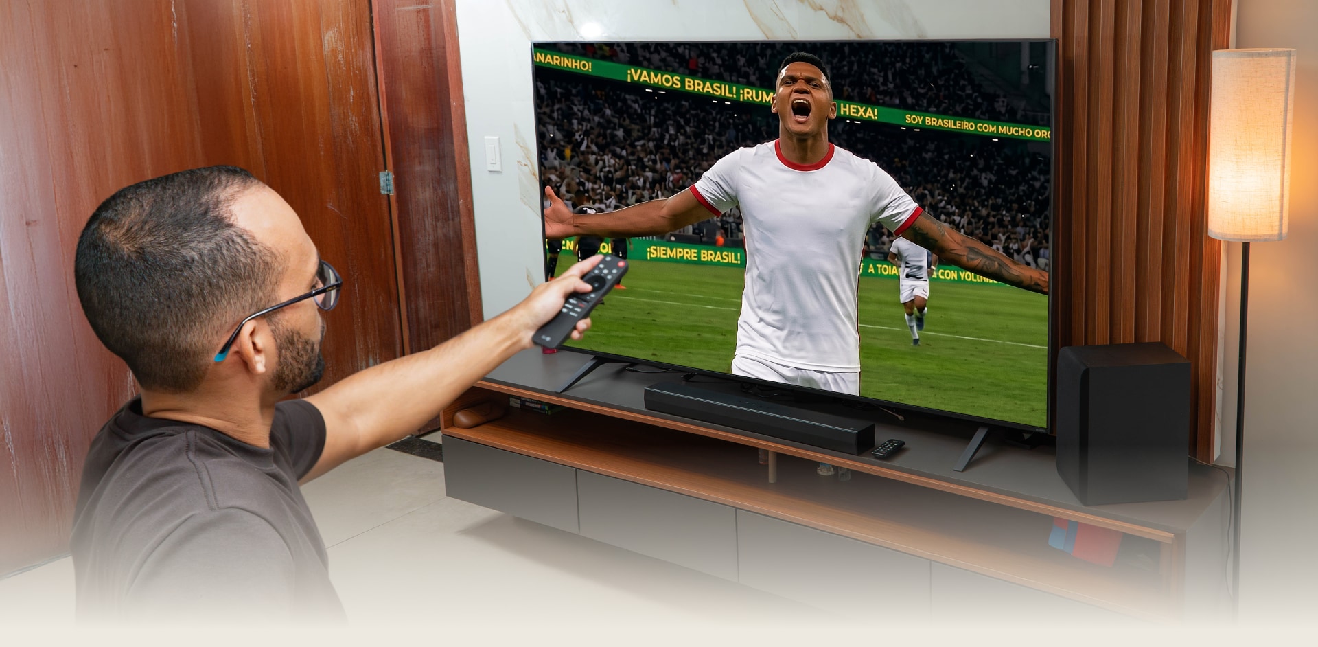 Rapael viendo un partido de fútbol vibrante en una LG QNED TV