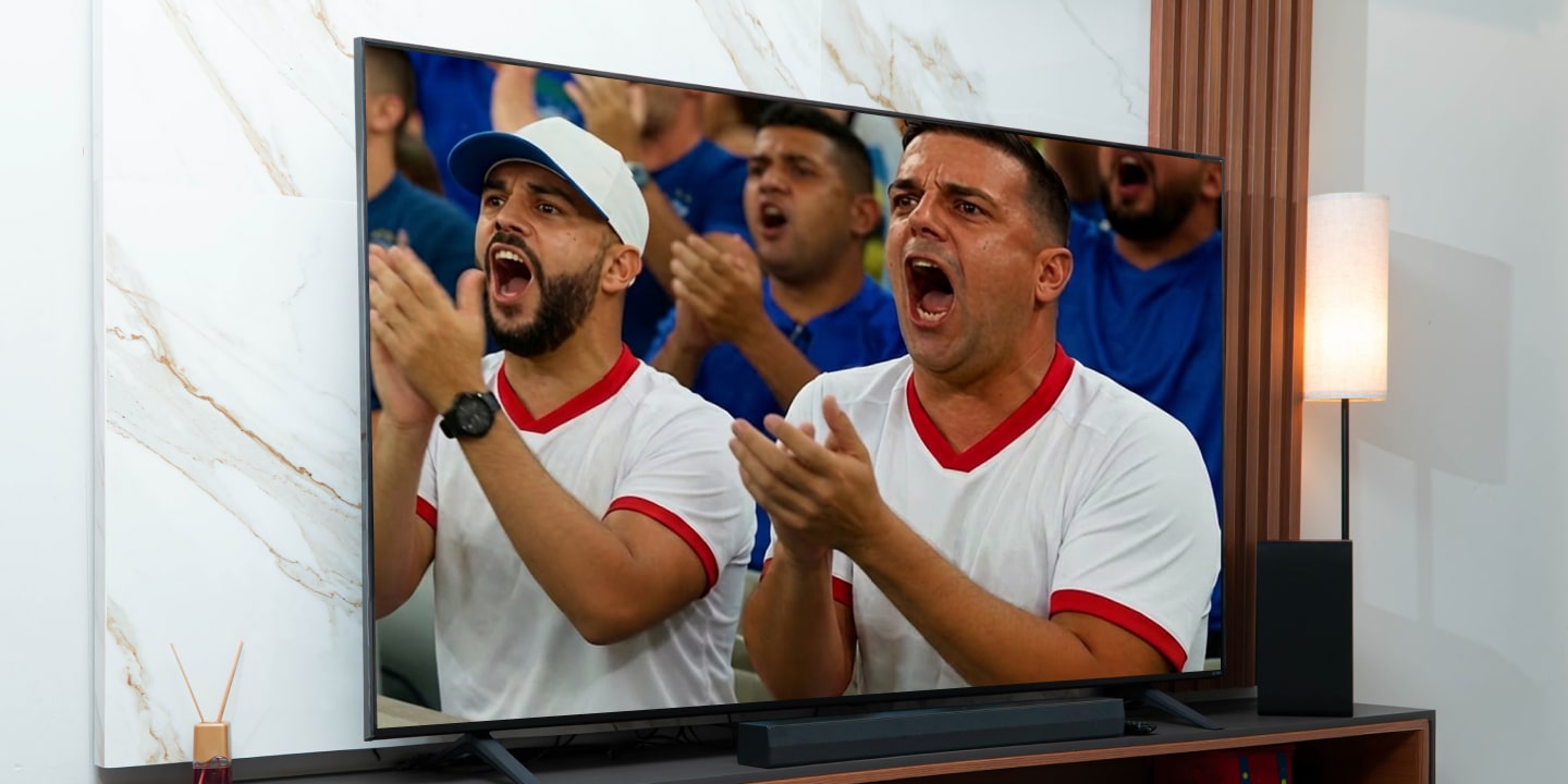 Multitudes nítidas de fútbol dentro de la pantalla de una LG QNED TV