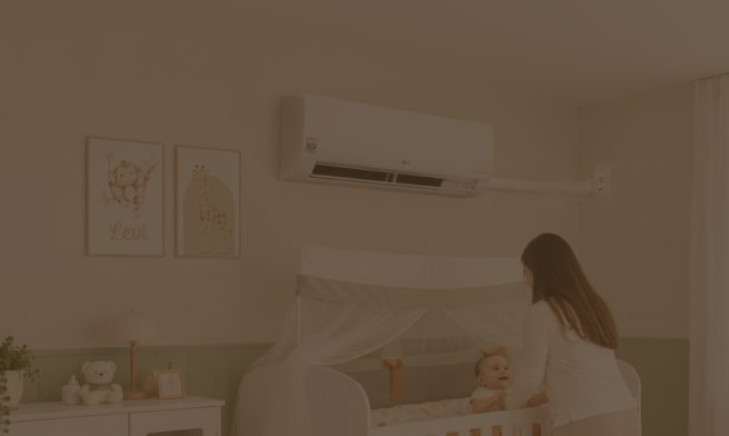 Madre atendiendo a su bebé en la cuna, en una habitación con aire acondicionado de pared instalado