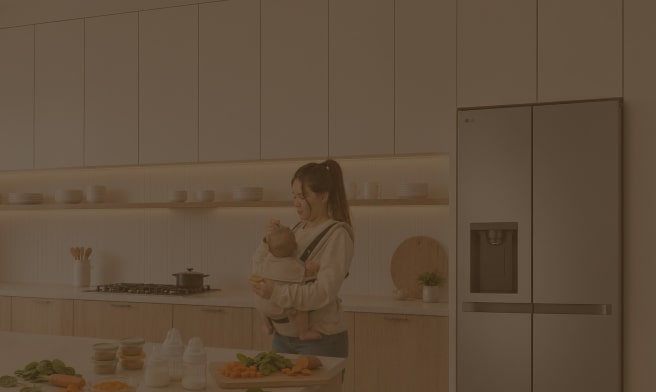 Madre atendiendo a su bebé en la cuna, en una habitación con aire acondicionado de pared instalado
