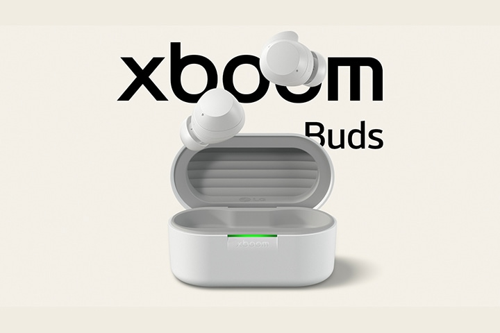 La base de los xboom buds se coloca completamente abierta con dos auriculares flotando encima.