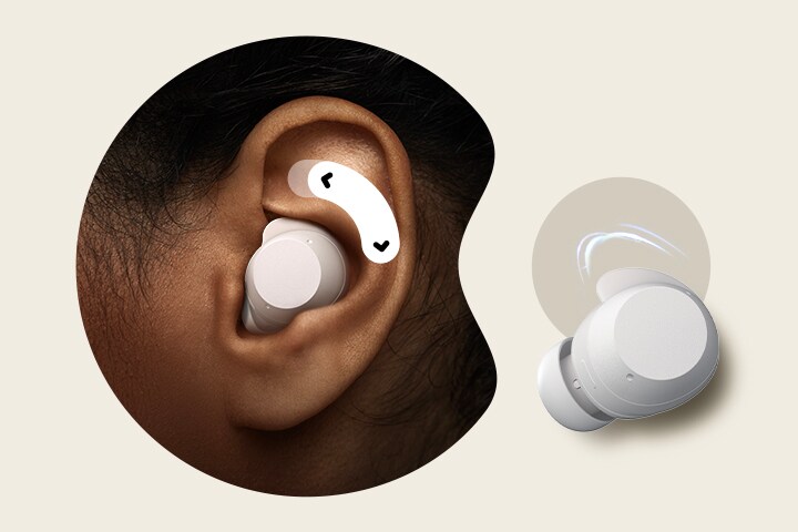 La oreja izquierda de una persona con un auricular Xboom Buds blanco en su interior. Sobre el auricular hay una flecha bidireccional.
