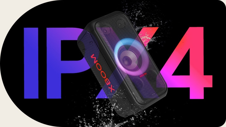 Vista diagonal del altavoz. Se rocía agua sobre el producto para resaltar su clasificación IPX4. La palabra "IPX4" está escrita detrás por motivos de diseño.