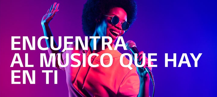 Una mujer está cantando.