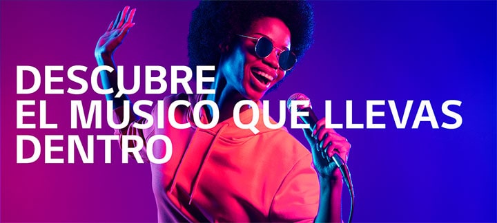 Una mujer está cantando