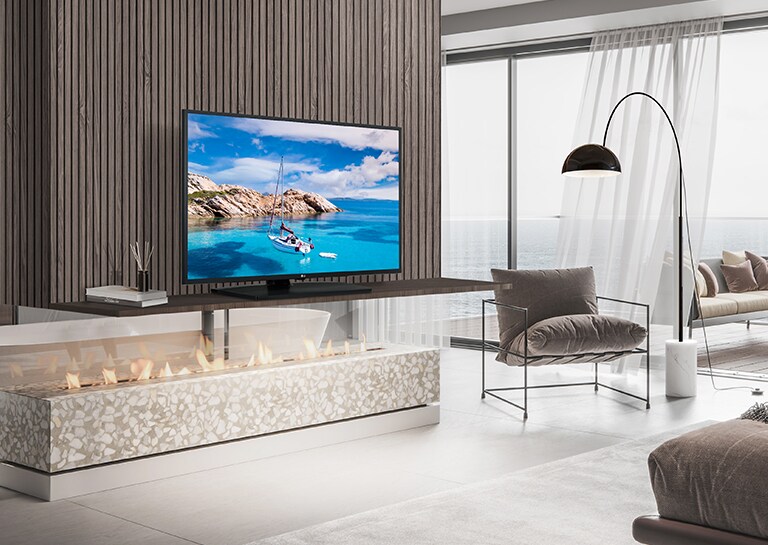 Un televisor en la pared de un hotel muestra una pantalla brillante y vívida.