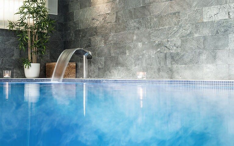 Imagen de un spa de hotel lleno de agua caliente.