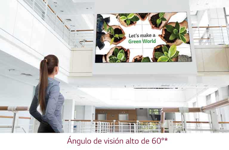 Una mujer mira la pantalla instalada en el piso de arriba.