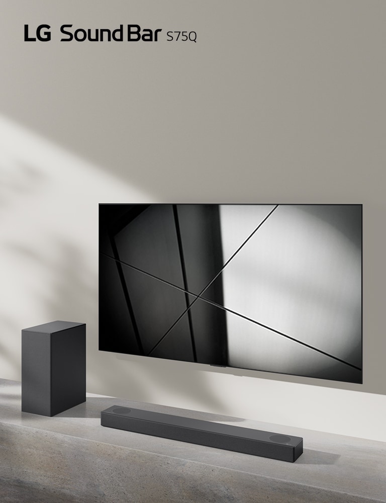 La barra de sonido LG S75Q y el televisor LG se colocan juntos en la sala de estar. El televisor está encendido y muestra una imagen en blanco y negro.