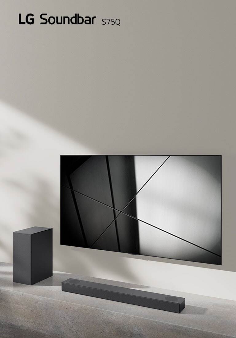 La barra de sonido LG S75Q y el televisor LG se colocan juntos en la sala de estar. El televisor está encendido y muestra una imagen en blanco y negro.