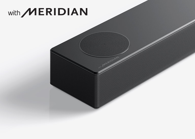 Primer plano del lado izquierdo de la barra de sonido LG con el logotipo de Meridian en la esquina inferior izquierda de un producto.