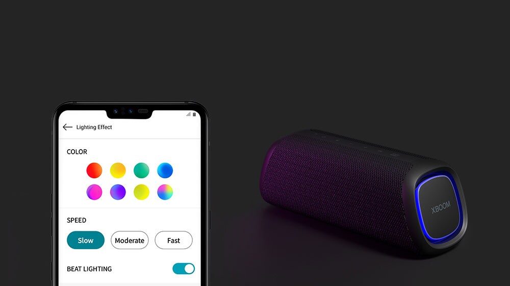 A la izquierda, se muestra la IU de Mi estilo. En el lado derecho, se coloca en el piso LG XBOOM Go XG5 con iluminación azul.