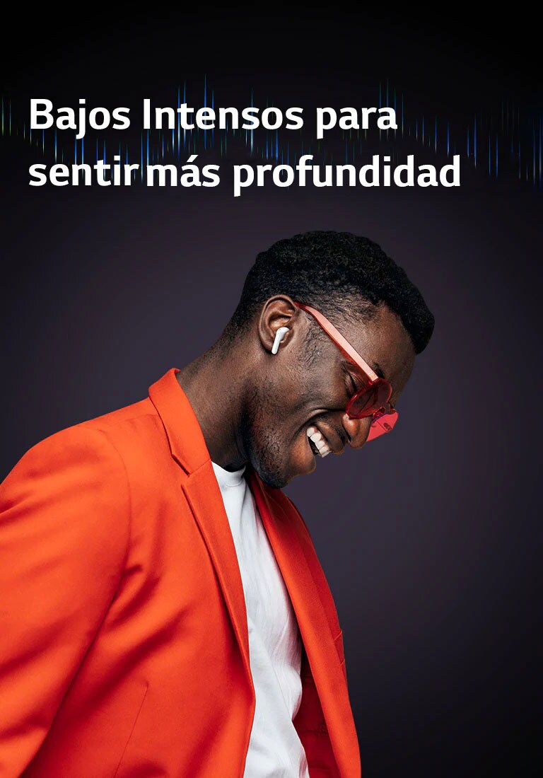 Un hombre con su traje naranja escucha música con los auriculares TONE Free puestos.