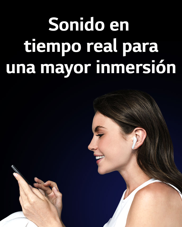 Una mujer está usando el teléfono y al mismo tiempo escucha a través de TONE Free.