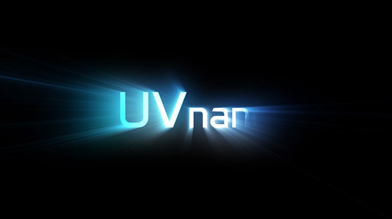Los logotipos de nano UV brillan y se cortan a cerca de los auriculares que se desinfectan con nano luz UV.