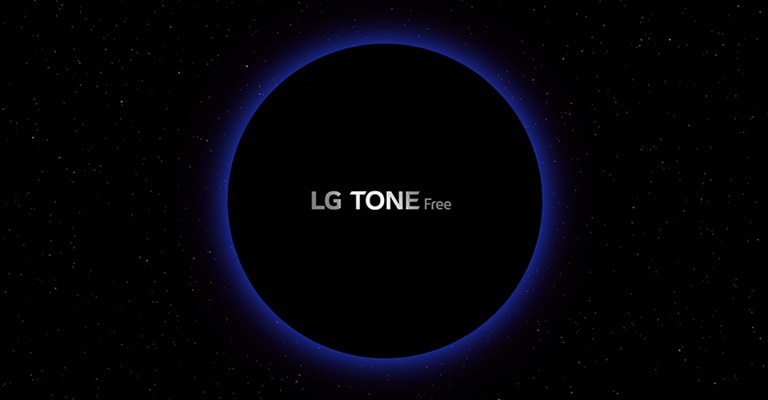 Una imagen de un espacio de galaxias y un círculo iluminado de azul en el centro con letras "LG TONE Free" dentro del círculo