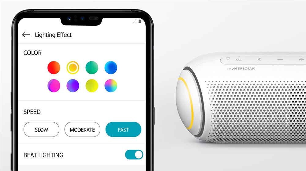 Sobre un fondo blanco, hay un teléfono inteligente con una aplicación que controla la iluminación y un XBOOM Go con iluminación amarilla.