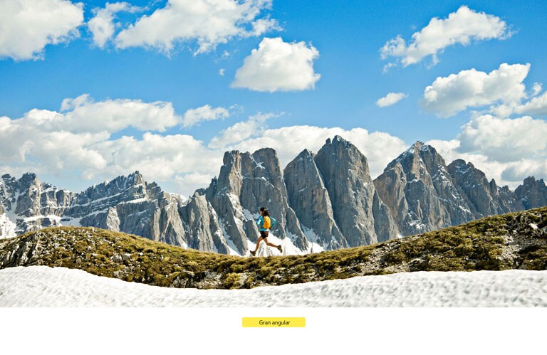 Mujer corriendo en una escena de montaña.