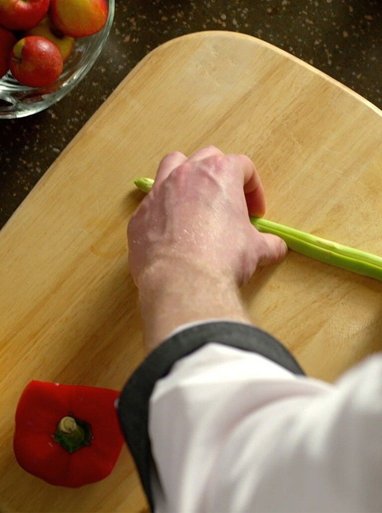 El chef está cortando los ingredientes.