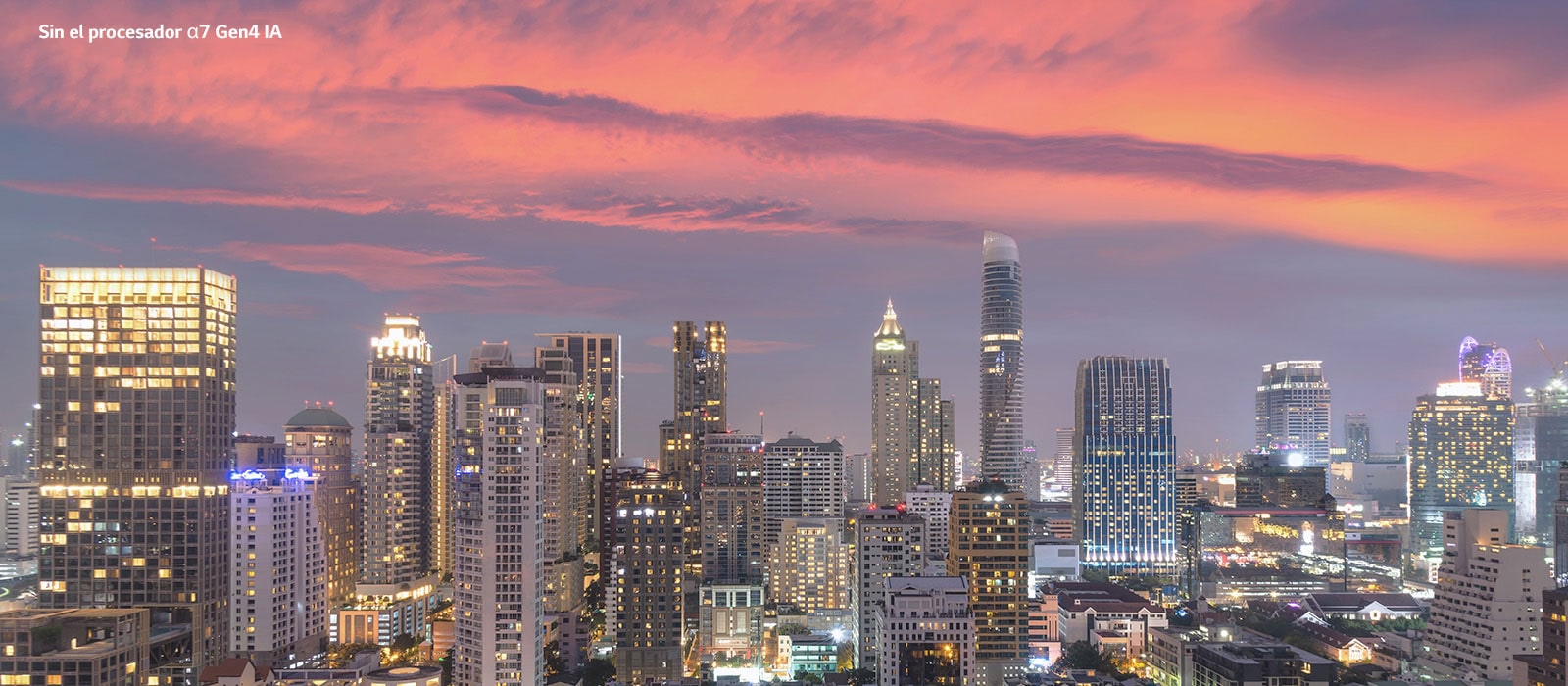Una imagen del horizonte de una ciudad al atardecer. La imagen muestra al desplazarse los cambios con y sin el procesador Alpha 7.