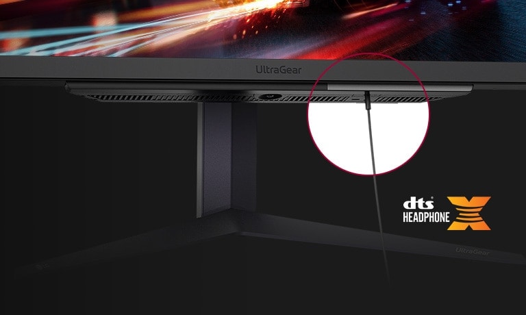 Muestra la parte inferior del monitor que tiene un puerto de auriculares de 4 polos y un cable de auriculares conectado a él.