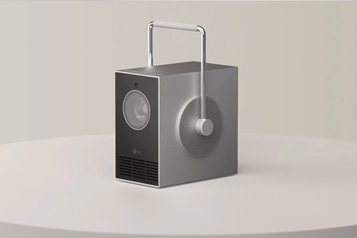 Video mostrando el asa giratoria 360° del LG CineBeam Q.