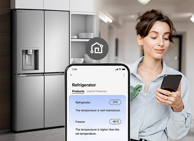 La imagen de la derecha muestra a una mujer con una cesta de la compra mirando su teléfono móvil. La imagen de la izquierda muestra la vista frontal de la refrigeradora. En el centro de las imágenes hay un icono que muestra la conectividad entre el teléfono y la refrigeradora. 