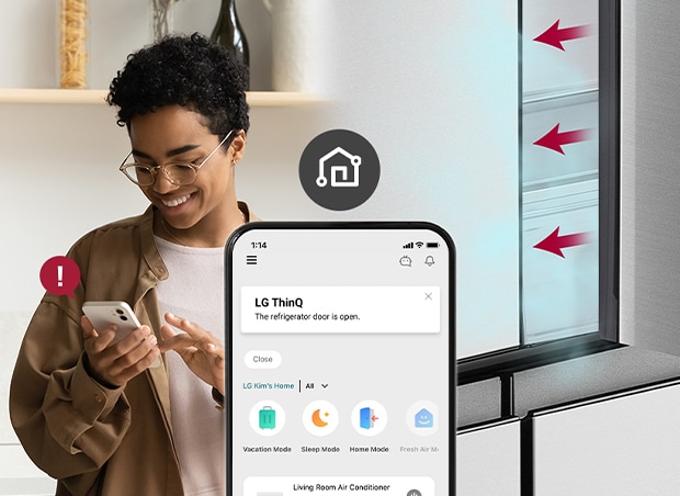 La imagen de la izquierda muestra a la mujer mirando el smartphone. La imagen de la derecha muestra que la puerta de la refrigeradora se ha dejado abierta. En primer plano de las dos imágenes está la pantalla del teléfono, que muestra las notificaciones de la app LG ThinQ y el icono de Wi-Fi encima del teléfono.