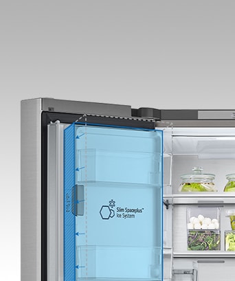 En el interior de la refrigeradora, destaca en azul una máquina de hielo de diseño compacto y la refrigeradora está repleta de ingredientes