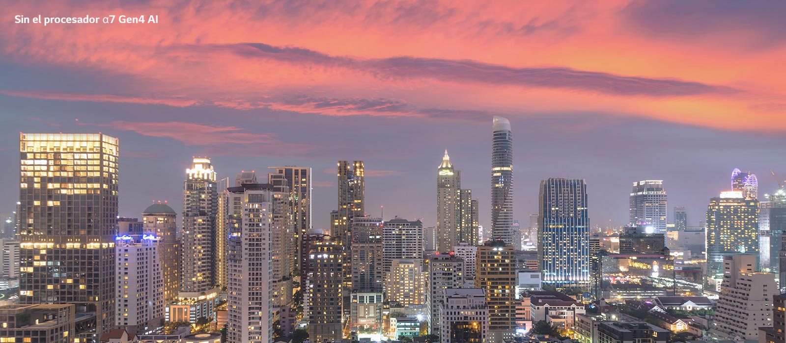 Una imagen del horizonte de una ciudad al atardecer. La imagen muestra al desplazarse los cambios con y sin el procesador Alpha 7.