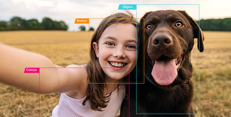 Una chica tomándose una selfie con un perro en el campo, con la cara, el cuerpo y el área del objeto seleccionados.
