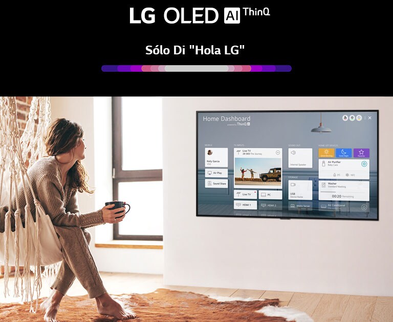 Mujer sentada en una silla en la sala  con Home Dashboard en la pantalla del televisor