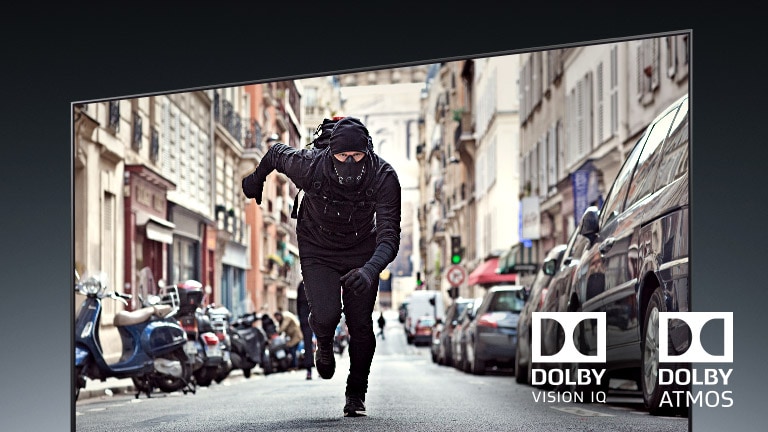 Pantalla de TV que muestra a un ladrón corriendo en una película de acción