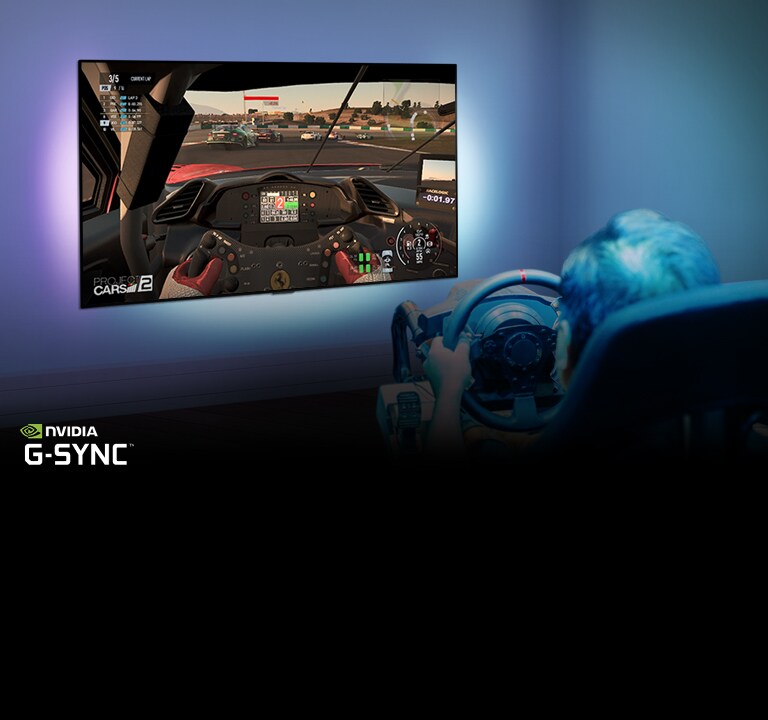 Hombre sentado en una silla de juego Racer, sosteniendo un volante mientras juega un juego de carreras en una pantalla de TV