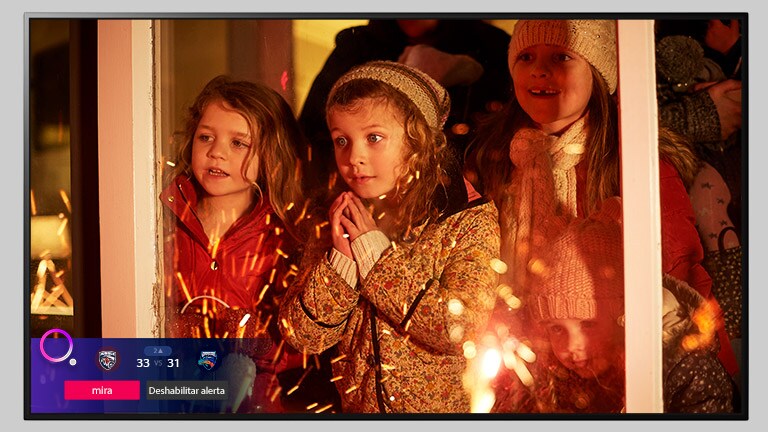 Pantalla de TV que muestra una escena de una película de Navidad con Alerta deportes