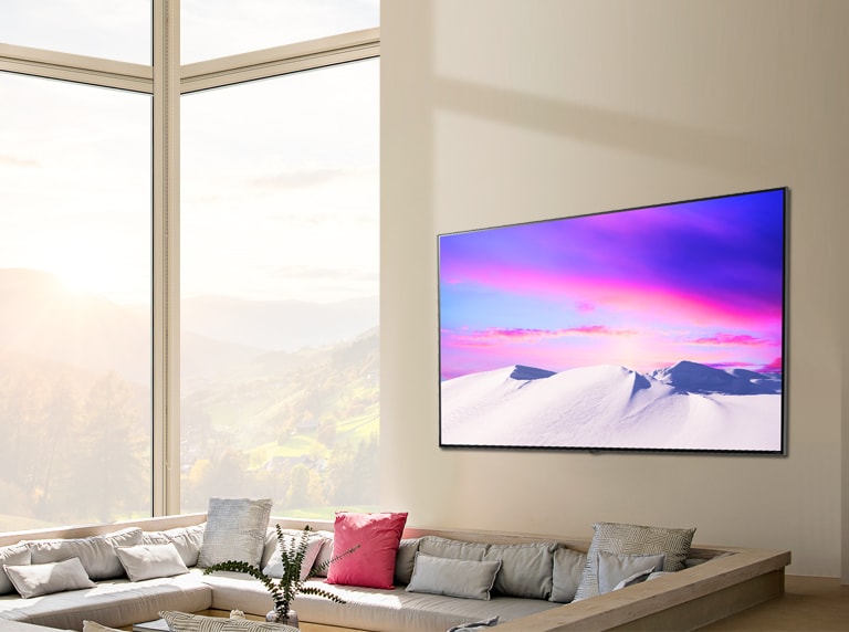 Una escena que muestra el gran y delgado televisor LG NanoCell colgado en posición horizontal contra la pared.