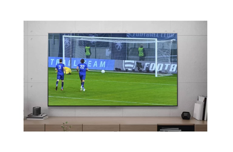 Una pantalla de televisión que muestra a un jugador de fútbol marcando un penalti (reproducir vídeo).