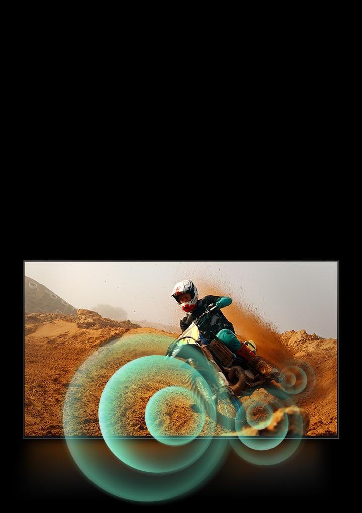 Un hombre conduciendo una moto por un camino de tierra con gráficos de círculos brillantes alrededor de la moto.