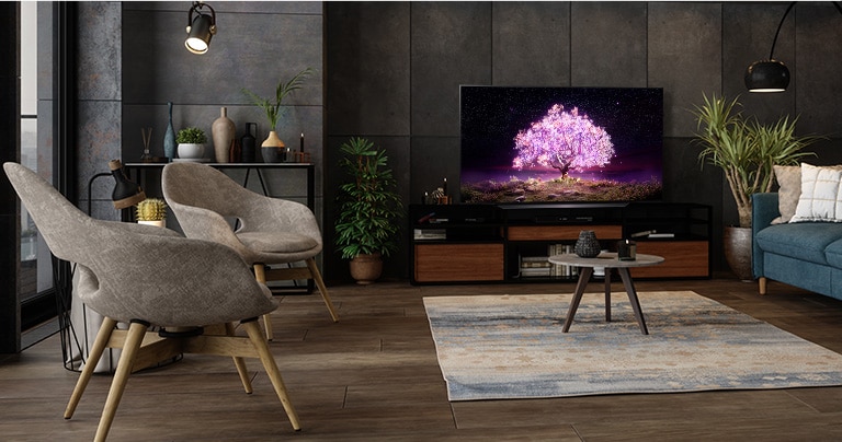 Un televisor muestra un árbol que emite una luz violeta en el entorno de una vivienda lujosa